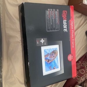 Digital photo frame with remote control